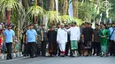 Presiden Joko Widodo menyapa warga saat mengikuti pawai pembukaan Pesta Kesenian Bali (PKB) ke-40 di Bali (23/6). Dalam acara tersebut, presiden tak hanya melepas peserta pawai, tapi juga turut menjadi peserta pawai. (Liputan6.com/Pool/Biro Pers Setpres)