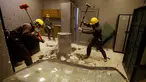 Warga Yordania menghancurkan barang-barang dengan palu saat melampiaskan kemarahannya di AXE Rage Room di Amman, Yordania (17/4). Di tempat ini warga Yordania dapat melampiaskan kemarahannya. (Reuters/Muhammad Hamed)