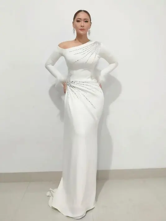 Perlihatkan tubuhnya yang makin langsing, Inul tampil memesona dalam balutan bodycon slim fit dress warna putih yang berhiaskan kristal. (Instagram/Inul.d).