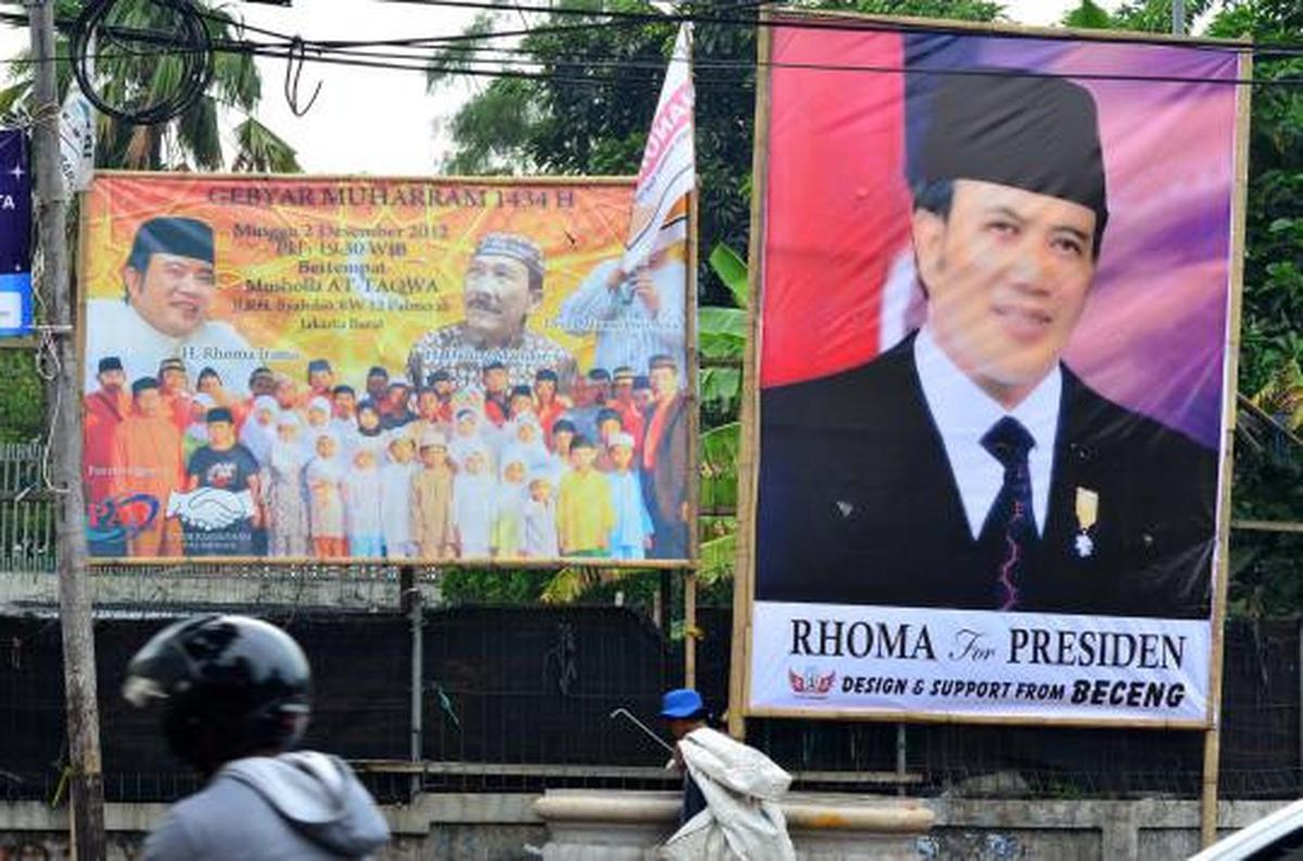 Baliho besar bertulis 'Rhoma For Presiden' 