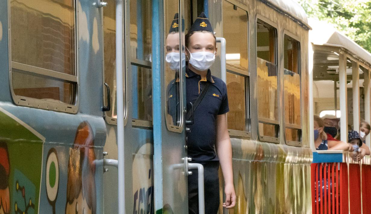Seorang anak bekerja di sebuah kereta di Jalur Kereta Anak di Budapest, 26 Agustus 2020. Jalur kereta sempit yang melintasi hutan perbukitan di ibu kota Hungaria ini sebagian besar layanan komersial dan manajemen lalu lintasnya dilakukan  anak-anak usia 10-14 tahun (Xinhua/Attila Volgyi)