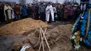 Para pelayat bereaksi di samping jenazah Oleksandr Maksymenko (38) saat pemakamannya di kampung halamannya di Kniazhychi, sebelah timur Kyiv, Ukraina, 13 Februari 2023. Oleksandr Maksymenko, seorang warga sipil yang menjadi sukarelawan di angkatan bersenjata Ukraina, tewas dalam pertempuran di daerah Bakhmut. (AP Photo/Emilio Morenatti)