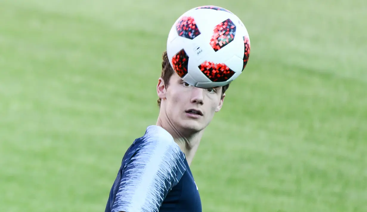 Bek Prancis, Benjamin Pavard mengincar bola saat sesi latihan resmi jelang melawan Argentina dalam babak 16 besar Piala Dunia 2018 di Centralny Stadium di Kazan, Rusia, Jumat (29/6). (SAEED KHAN/AFP)