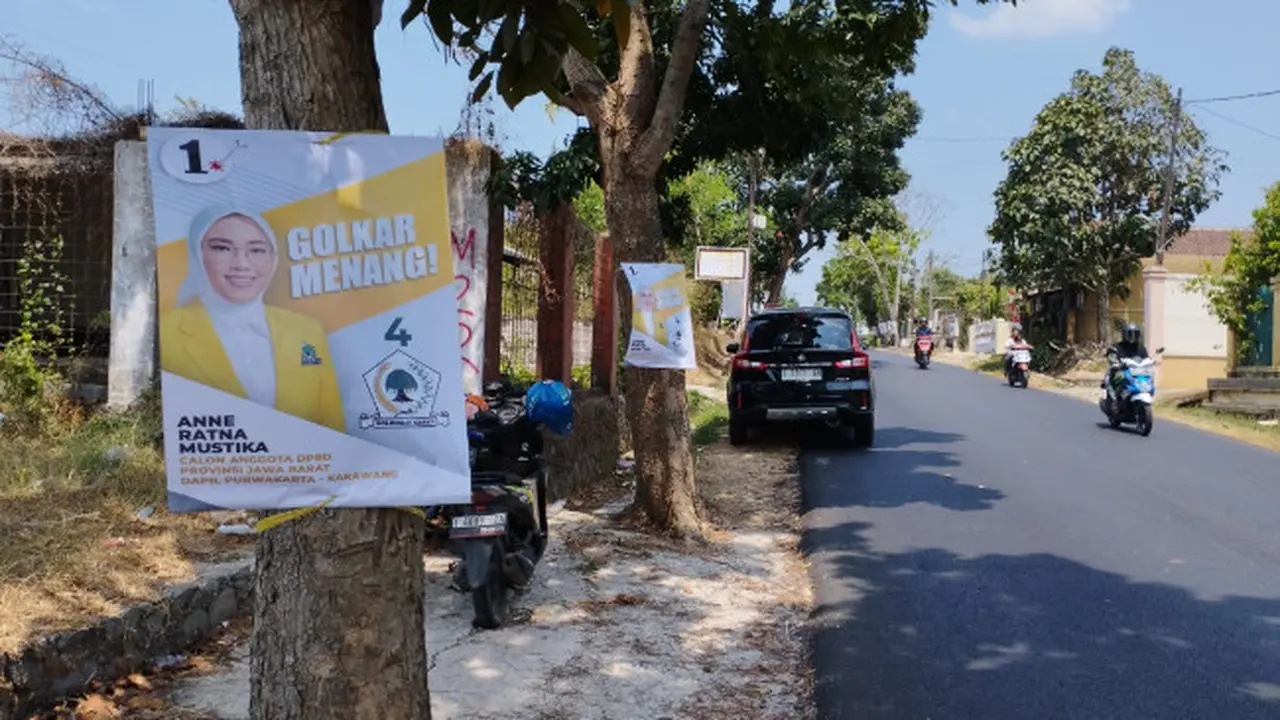 Atribut Kampanye Bacaleg Mulai 'Kotori‎' Pepohonan di Jalur-jalur Krusial Purwakarta