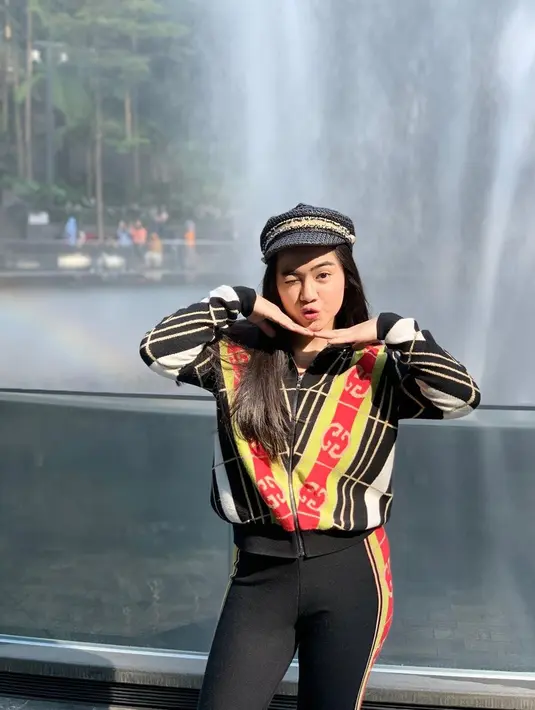 Tak hanya di Indonesia saja, wanita yang akrab disapa Feli ini juga menikmati liburan ke luar negeri. Saat liburan ke Singapura, penampilannya tampak santai dengan setelan baju hitam keluaran dari brand Gucci. (Liputan6.com/IG/@felicyangelista_)