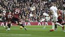Gelandang Tottenham Hotspur, Pape Mata Sarr (tengah) melepaskan tendangan yang menghasilkan gol pertama timnya ke gawang Bournemouth pada laga pekan ke-20 Liga Inggris 2023/2024 di Tottenham Hotspur Stadium, London, Minggu (31/12/2023). (AP Photo/Ian Walton)