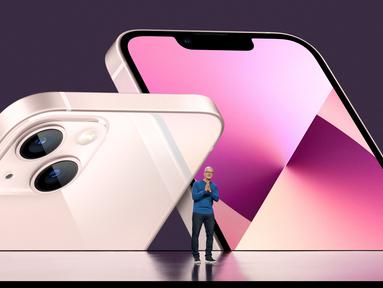 CEO Apple Tim Cook meluncurkan iPhone 13 baru selama acara khusus di Apple Park di Cupertino, California (14/9/2021). Apple resmi meluncurkan iPhone terbarunya dalam acara bertajuk "California Streaming" yang digelar secara virtual, Rabu (15/9/2021) dini hari WIB. (Brooks Kraft/Apple Inc./AFP)