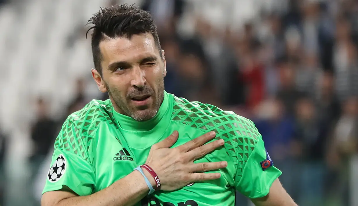 Gianluigi Buffon resmi memilih Parma sebagai klub baru untuknya musim depan. Sang Superman diikat kontrak selama dua musim yang berarti ia akan terus bermain hingga usia 45 tahun. (AFP/Valery Hache)