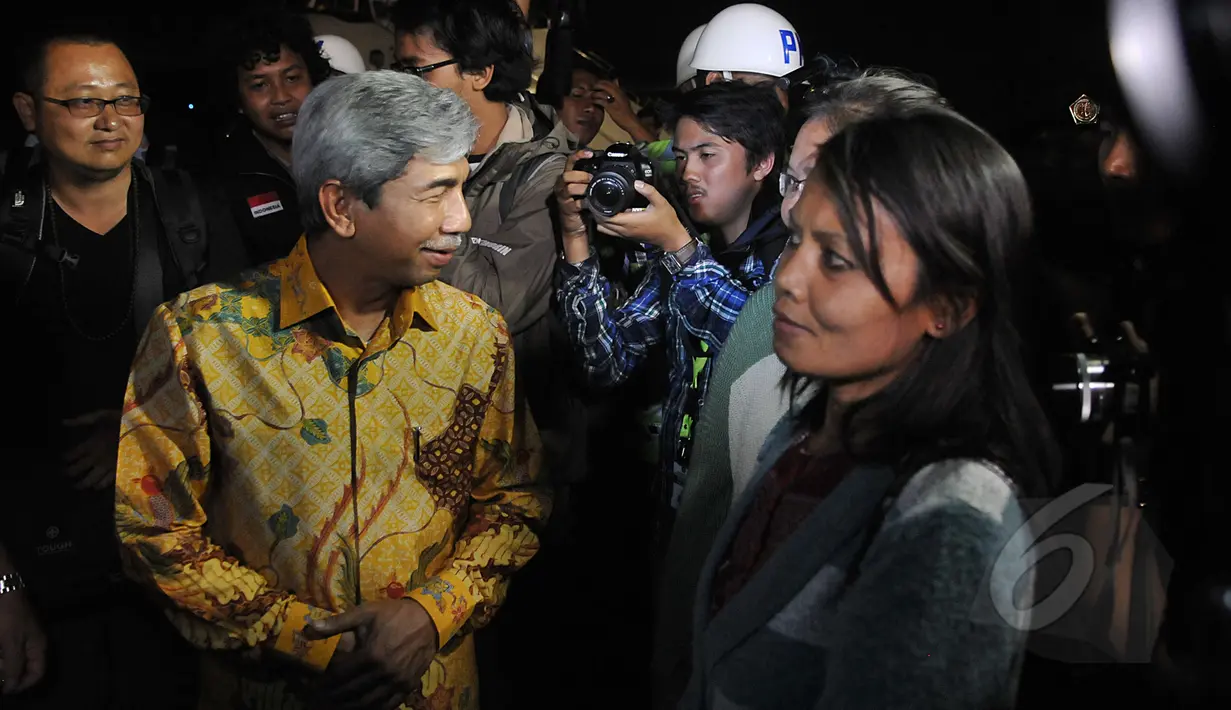 Wakil Menlu, AM Fachir (kiri) berbincang dengan sejumlah WNI yang selamat dari gempa Nepal usai acara penyambutan di Lanud Halim Perdanakusuma, Jakarta, Rabu (6/5). 26 WNI beserta relawan dan tim evakuasi tiba di Tanah Air. (Liputan6.com/Johan Tallo)