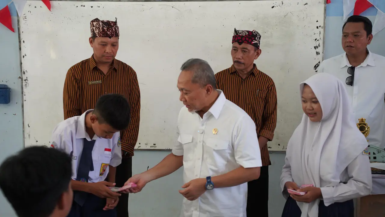 Menteri Koordinator (Menko) Bidang Pangan Zulkifli Hasan (Zulhas) menyerahkan gajinya pokoknya sebagai menteri untuk membantu dua siswa tidak mampu.