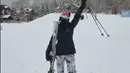 Anya Geraldine juga tampil dengan jaket hitam dan celana black and white saat main ski di Jepang [@anyageraldine]