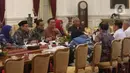 Presiden Joko Widodo atau Jokowi (kedua kanan) memimpin ratas penanganan banjir di Istana Merdeka, Jakarta, Rabu (8/1). Jokowi meminta Gubernur DKI Jakarta Anies Baswedan, Gubernur Jabar Ridwan Kamil hingga Gubernur Banten Wahidin Halim mengevaluasi penanganan banjir. (Liputan6.com/Angga Yuniar)