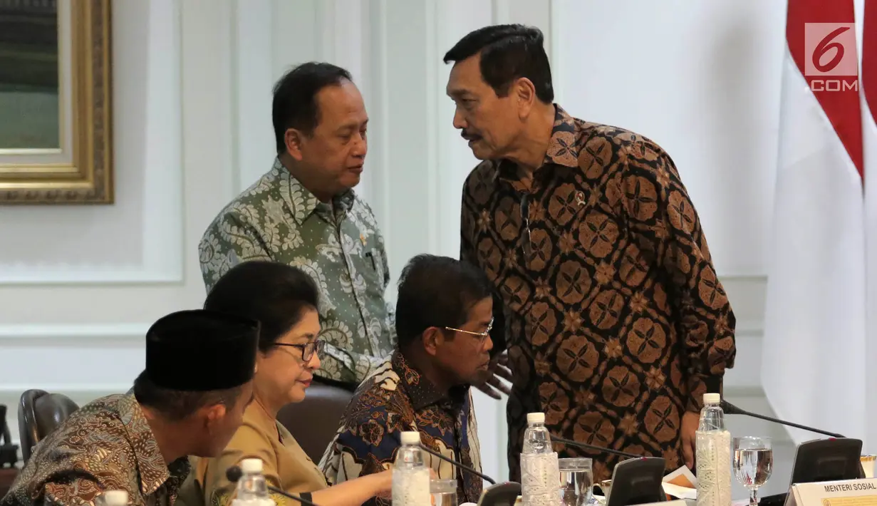 Sejumlah menteri Kabinet Kerja saat menghadiri Rapat Terbatas Evaluasi Proyek Strategis Nasional, Jakarta, Senin (16/4). Jokowi mengatakan proyek strategis nasional yang mulai dikerjakan pada 2018 agar segera dieksekusi. (Liputan6.com/Angga Yuniar)