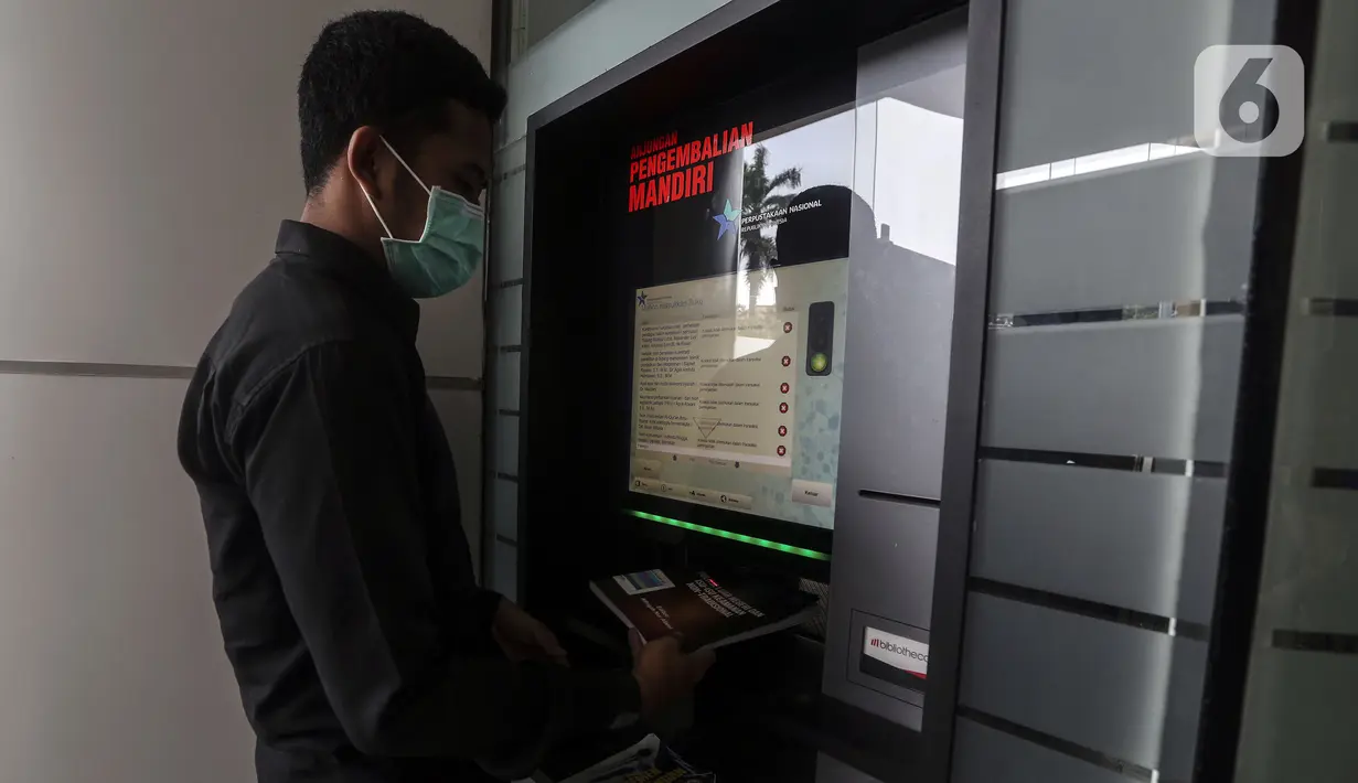 Pegawai memasukkan buku ke dalam mesin book drop di Perpustakaan Nasional, Jakarta. Kamis (18/3/2021). Perpustakaan Nasional menyediakan layanan pengembalian buku mandiri untuk pengunjung melalui mesin book drop. (Liputan6.com/Johan Tallo)