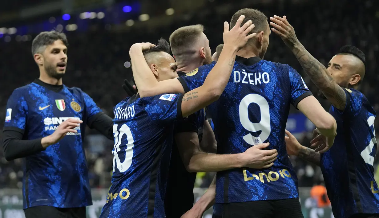 Kemenangan 5-0 Inter Milan akhirnya bertahan hingga laga usai. Kemenangan ini penting bagi Nerazzurri untuk terus menjaga jarak di puncak klasemen sementara. (AP/Antonio Calanni)