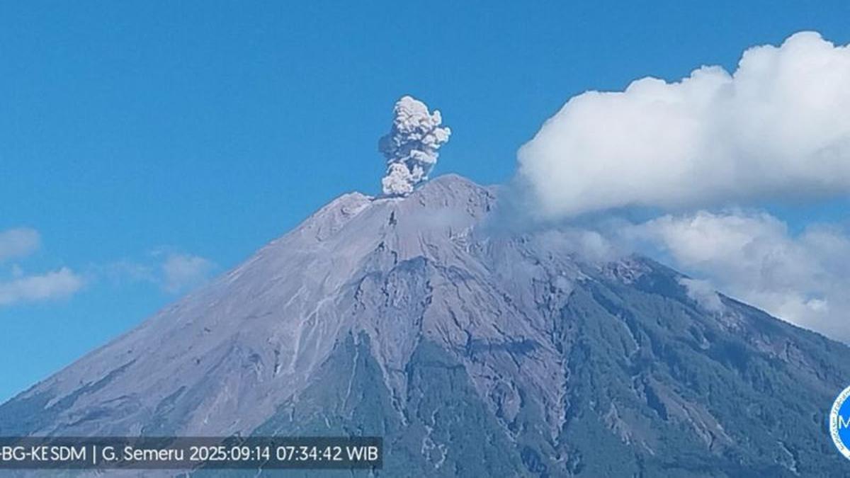 Gunung Semeru 4 Kali Erupsi Minggu Pagi