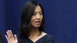 Michelle Wu mengangkat tangannya saat dilantik sebagai Wali Kota Boston dalam upacara, di Balai Kota Boston, Selasa (16/11/2021). Michelle Wu juga merupakan orang kulit berwarna pertama sepanjang sejarah, yang berhasil terpilih dalam Pemilihan Wali Kota Boston. (AP Photo/Charles Krupa)