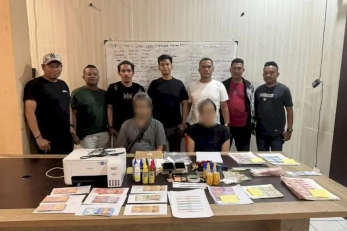 Pasutri pencetak dan pengedar uang palsu saat ditangkap Tim Jatanras Polresta Kupang Kota