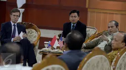 Menteri Desa, PDTT Marwan Jafar (ketiga kiri) berbincang dengan Dubes Amerika Serikat untuk Indonesia Robert O. Blake (kiri) di Jakarta, (3/3/2016). Pertemuan membahas kerjasama antar kedua negara dibidang teknologi, energi dan kesehatan. (Wahyu Wening)