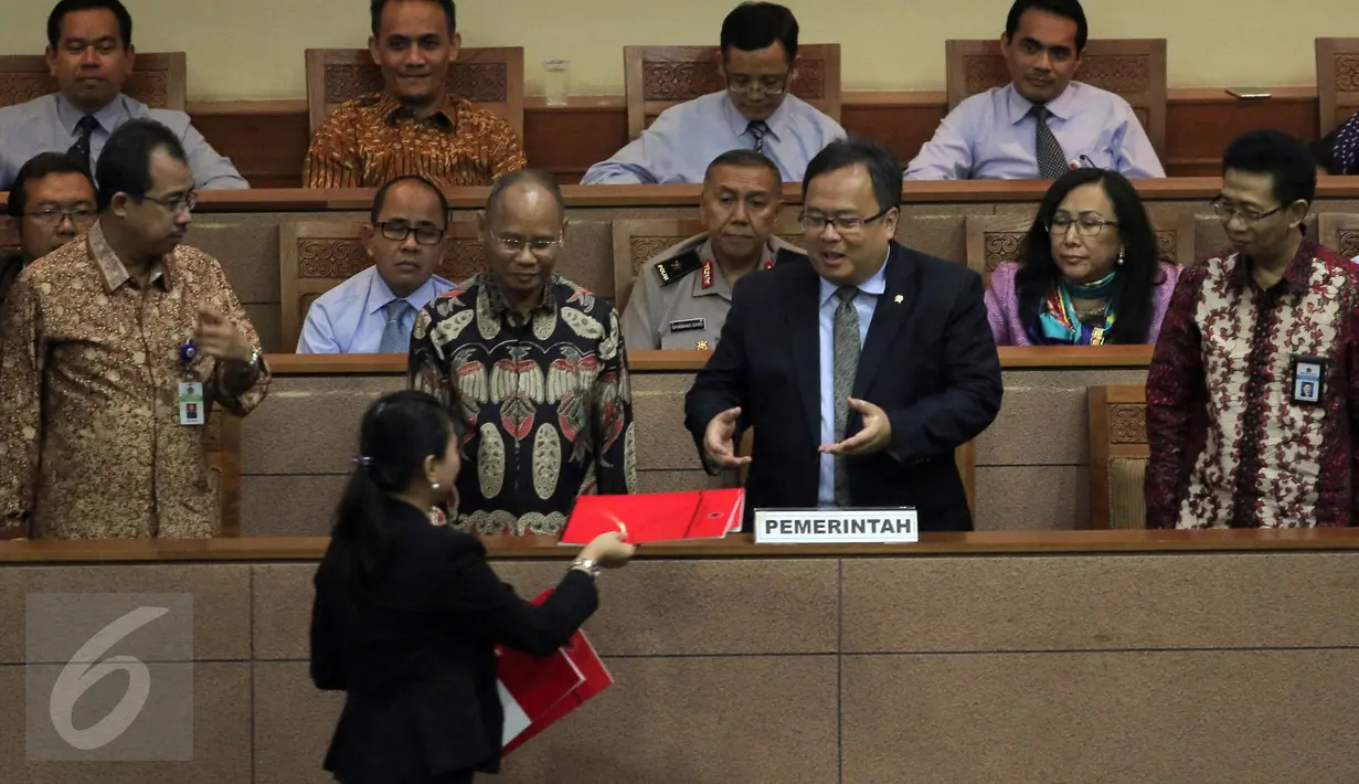 Menteri Keuangan Bambang Brodjonegoro (ketiga kiri) menerima pandangan fraksi saat Rapat Paripurna ke-33 Masa Persidangan V tahun 2015-2016 di Komplek Parlemen, Senayan, Jakarta, Rabu (20/7).(Liputan6.com/Johan Tallo)