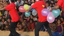Kelompok teater Drama Therapy menghibur anak-anak pengungsian Rohingya di kamp pengungsi Kutupalong, Bangladesh (28/10). Anak-anak pengungsi tertawa senang saat menonton hiburan sulap dan badut tersebut. (AFP Photo/Tauseef Mustafa)