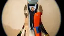Seniman asal Prancis Abraham Poincheval berpose sebelum masuk ke dalam sebuah batu raksasa di Paris (22/2). Batu kapur seberat 12 ton tersebut telah dibuat ruang seukuran bentuk tubuh Abraham. (AFP Photo / Joel Saget)