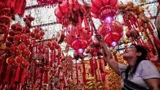 Pembeli memilih pernak-pernik menyambut Imlek di Pasar Pancoran Glodok, Tamansari, Jakarta, Minggu, (21/1). Warga keturunan Tionghoa mulai berburu pernak-pernik jelang Tahun Baru Imlek 2570 pada 5 Februari 2019. (Liputan6.com/Faizal Fanani)