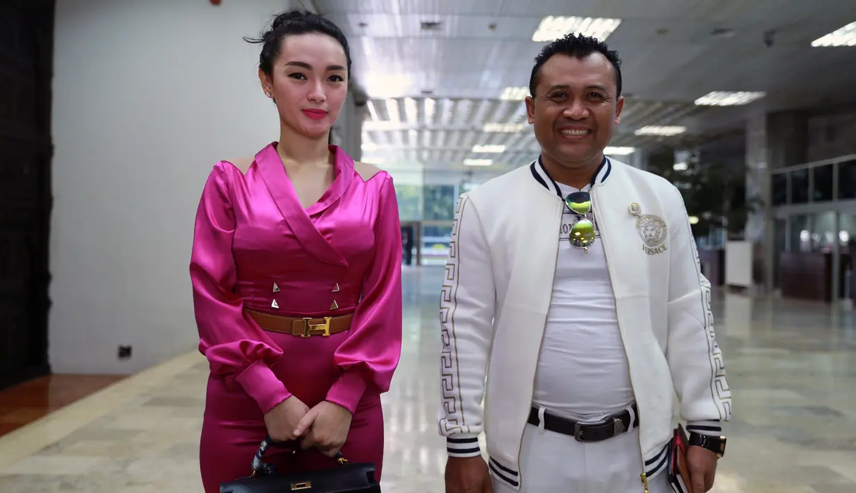 Buat saya berat. Saya juga tidak terlalu tahu tentang Pancasila, ini tiba-tiba Eneng ditunjuk sama PKB, jadi beban juga. tapi kita terima dengan tanggung jawab. Eneng akan belajar," ungkap pedangdut biasa disebut Eneng ini. (Adrian Putra/Bintang.com)