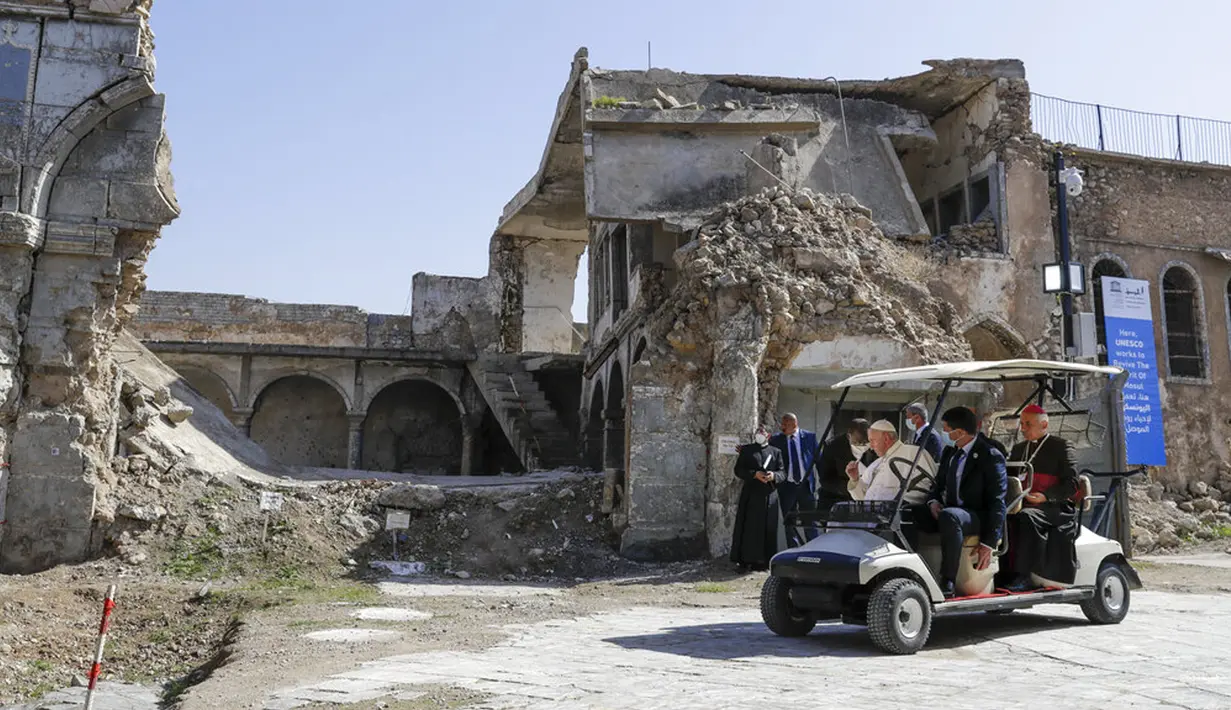Paus Fransiskus bersama Uskup Agung Mosul dan Aqra Najib Mikhael Moussa tiba untuk berdoa dalam gereja Katolik Suriah Al-Tahera yang dihancurkan di Mosul, Irak, yang pernah menjadi ibu kota de-facto ISIS, Minggu (7/3/2021). (AP Photo/Andrew Medichini)