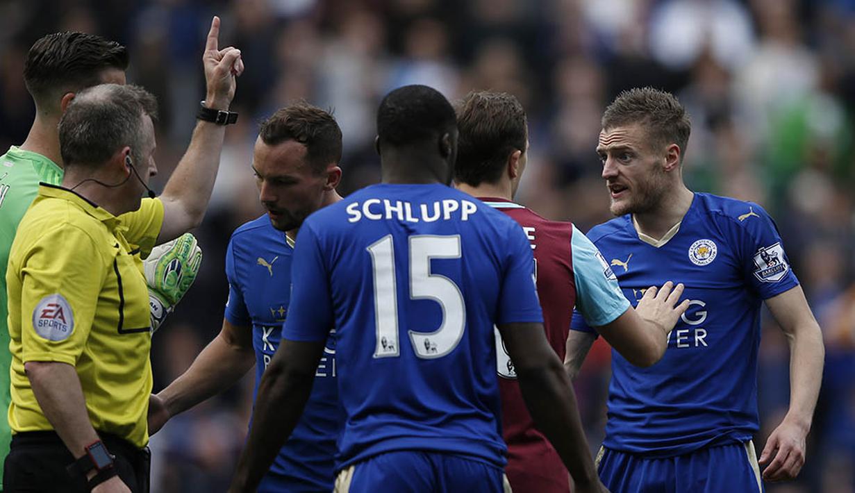 Wasit Jonatahn Moss memberikan striker Leicester, Jamie Vardy, kartu kuning kedua pada laga Liga Premier Inggris di Stadion King Power, Leicester, Minggu (17/4/2016). Vardy mendapat kartu merah pada menit ke-56. (AFP/Adrian Dennis)