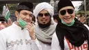 Mantan gitaris band metal yang juga sebagai penyanyi religi, Derry Sudarisman terlibat diantara ribuan atau bahkan jutaan kerumunan masa di Monas. Ia terlibat bersama dengan artis Arie Untung, Dude Harlino. (Instagram/derrysulaiman)