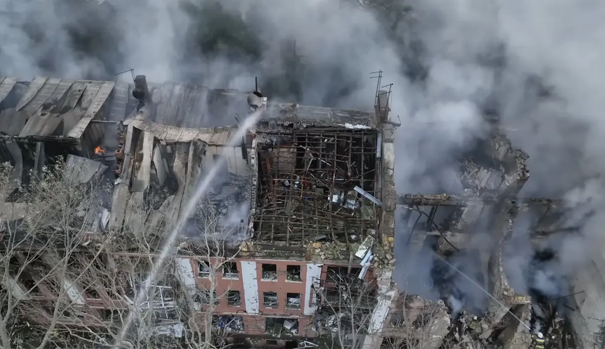 Dalam gambar yang diambil dari video, personel layanan darurat bekerja di lokasi pemukiman yang hancur setelah serangan Rusia di Mykolaiv, Ukraina, Kamis, 20 Juli 2023. (Ukrainian Emergency Service via AP)