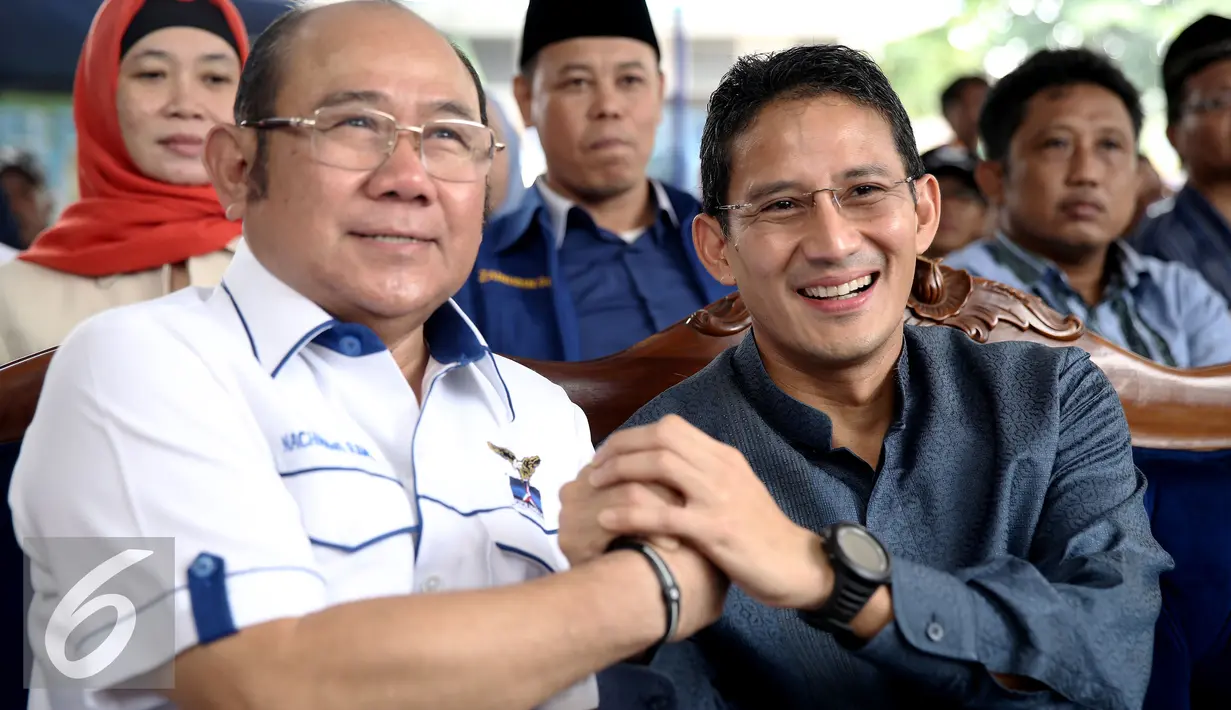 Balon Gubernur DKI Jakarta, Sandiaga Salahudin Uno bersalaman dengan Ketua DPD Demokrat DKI Nachrowi Ramli di Jakarta (19/3). Kehadiran Sandi Uno untuk mengikuti rapat rakyat dengan tema “Kriteria Calon Gubernur Jakarta”. (Liputan6.com/Faizal Fanani)
