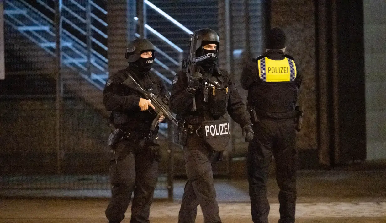 Polisi mengamankan area yang terlihat di dekat lokasi di mana beberapa orang tewas dalam penembakan di sebuah gereja di Hamburg, Jerman utara,  Kamis (9/3/2023). Mayor Hamburg, Peter Tschentscher, juga telah mencuitkan rasa dukanya dan mengaku kaget dengan kabar insiden ini. (Photo by Daniel Reinhardt / AFP)