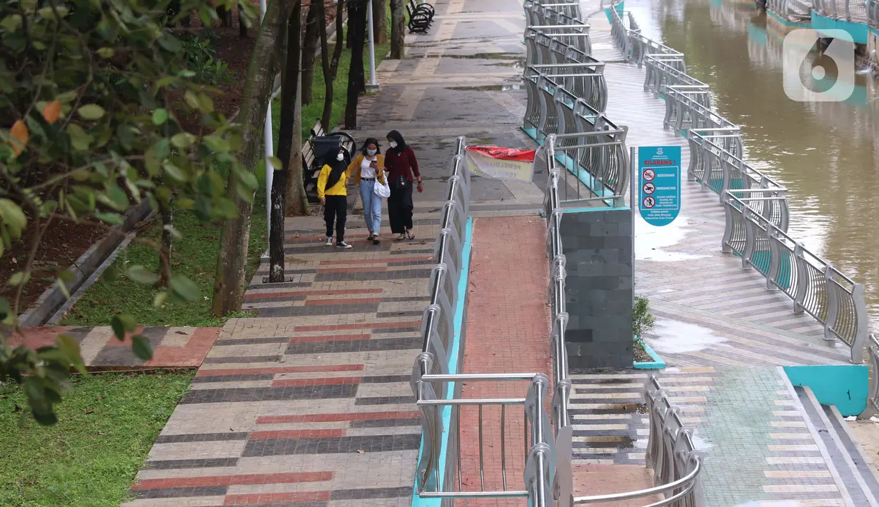 Pengunjung menyusuri kawasan Taman Kota 2 BSD yang berwajah baru di Tangerang Selatan, Jumat (19/2/2021). Revitalisasi sejumlah sarana dan prasarana tampak terus dilakukan. Diantara yang terbaru adalah pedestrian yang terbentang di sisi barat bersama dengan aliran sungai. (Liputan6.com/Angga Yuniar)