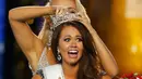 Miss North Dakota 2017, Cara Mund saat dipasangkan mahkota sebagai Miss America 2018 dalam ajang kecantikan yang digelar di Boardwalk Hall Arena di Atlantic City, New Jersey (10/9). (AP Photo/ Noah K. Murray)