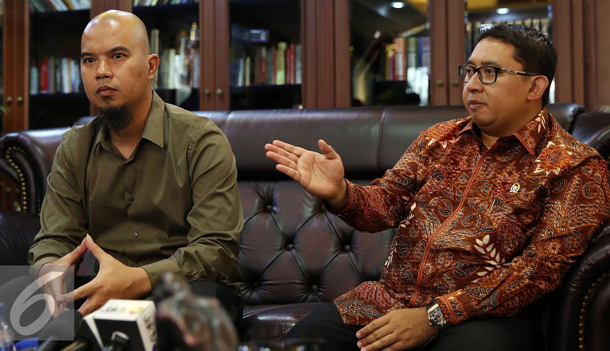 Ahmad Dhani bersama Fadli Zon saat memberikan keterangan hasil pertemuan mereka di Gedung Nusantara III DPR, Senayan, Jakarta, Senin (28/11). Dalam pertemuannya Ahmad Dhani mengadukan kasus kriminalisasi terhadap dirinya. (Liputan6.com/Johan Tallo)