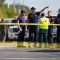 Petugas berjaga di lokasi penembakan massal di Gereja First Baptist, Sutherland Springs, Texas, (5/11). Pelaku melepaskan tembakan pukul 11.30 waktu setempat, Setidaknya 26 orang meninggal dunia. (Nick Wagner/Austin American-Statesman via AP)