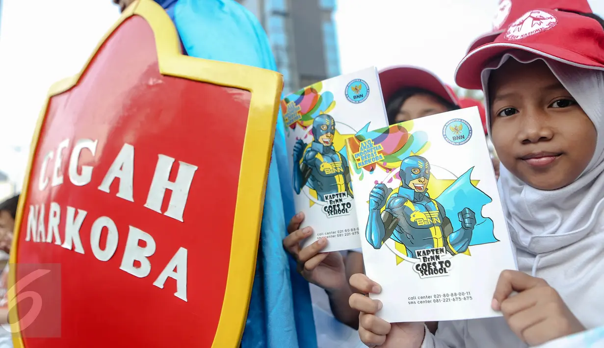 Sejumlah bocah memperlihatkan komik Kapten BNN saat ikut aksi Hari Anak Nasional di Bundaran HI, Jakarta, Minggu (2/8/2015). Mereka mengajak anak-anak Indonesia untuk menjauhi narkoba. (Liputan6.com/Faizal Fanani)