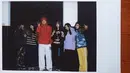 Choi Hyun Wook membagikan potretnya bersama dengan kelima member NewJeans dalam Instagram pribadinya. Momen tersebut diambil ketika pemain serial 'Weak Hero Class 1' itu menjadi bintang video klip lagu 'Ditto'. Uniknya, pria kelahiran tahun 2002 itu mengunggahnya dalam mode polaroid. (Liputan6.com/IG/@_choiiii__)