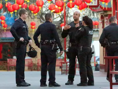 Polisi melakukan penyelidikan kasus penikaman yang menewaskan dua orang di Chinatwown, Los Angeles, AS (26/1). Menurut petugas setempat, korban adalah pria lanjut usia yang berumur 60 tahun. (AP Photo / Reed Saxon)