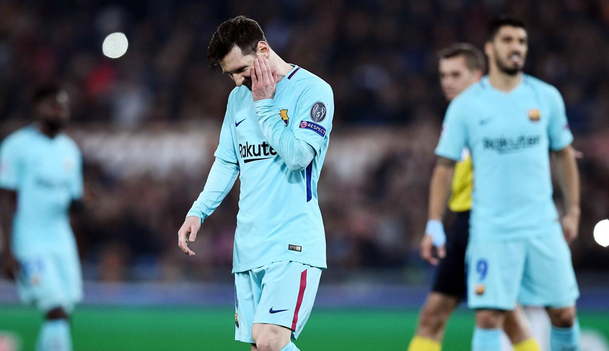 Striker Barcelona, Lionel Messi, tampak kecewa usai ditaklukkan AS Roma pada laga leg kedua perempat final Liga Champions, di Stadion Olimpico, Selasa (10/4/2018). AS Roma menang 3-0 atas Barcelona. (AFP/Filippo Monteforte)