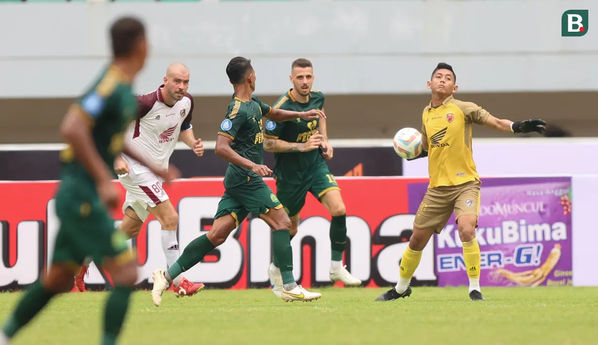 <p>Kiper PSM Makassar, Muhammad Reza Arya Pratama menguasai bola saat menghadapi Persikabo 1973 pada laga pekan ke-3 BRI Liga 1 2023/2024 di Stadion Pakansari, Cibinong, Bogor, Jumat (14/7/2023). (Bola.com/Abdul Aziz)</p>