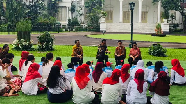 Presiden Joko Widodo atau Jokowi menemui anak-anak pengidap kanker di Istana Bogor