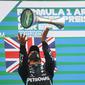 Pembalap Mercedes Lewis Hamilton merayakan gelar juara F1 GP Eifel di Nurburgring, Minggu (11/10/2020). (AFP/Wolfgang Rattay)