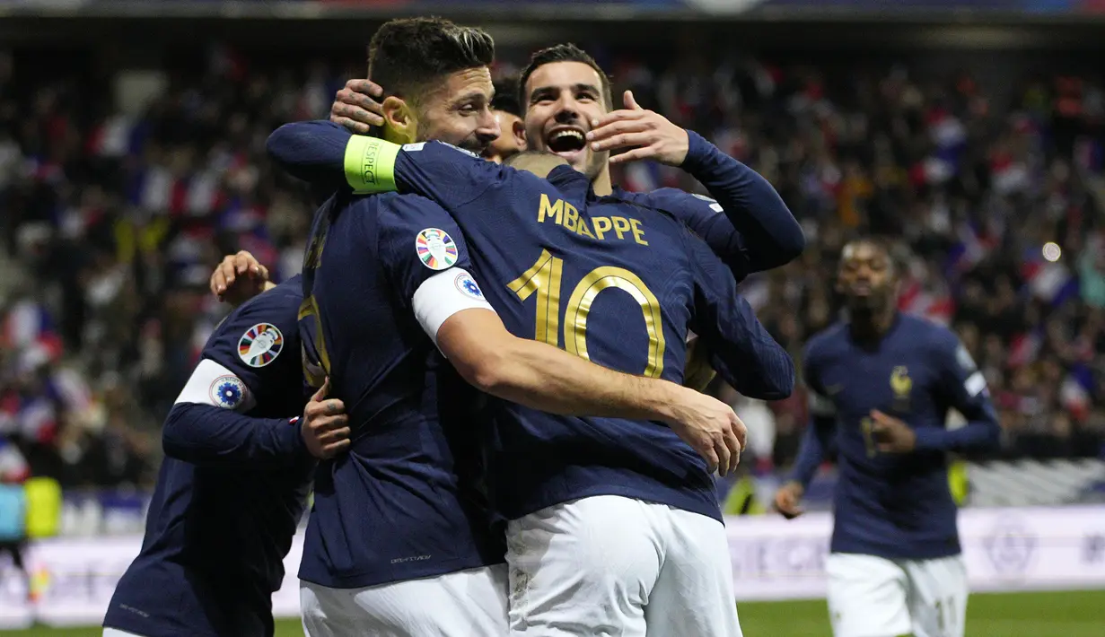 Selebrasi para pemain Timnas Prancis setelah mencetak gol ke-12 ke gawang Timnas Gibraltar lewat Kylian Mbappe(tengah) pada laga lanjutan Grup B Kualifikasi Euro 2024 di Allianz Riviera Stadium, Nice, Minggu (19/11/2023) dini hari WIB. (AP Photo/Daniel Cole)