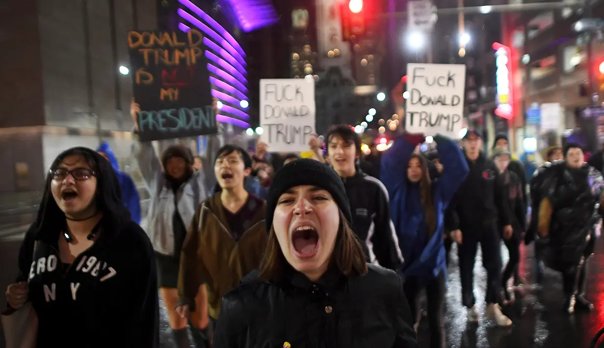 Samantha Conors (24), ikut memprotes kemenangan Donald Trump dalam pemilihan Presiden AS, di Philadelphia, Pennsylvania, Rabu (9/11). Ribuan orang turun ke jalan di seluruh AS untuk mengekspresikan kemarahan dan kesedihan mereka. (REUTERS/Mark Makela)