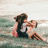 Langkah tepat untuk anak tampil berani dan percaya diri tanpa paksaan dan amarah (Foto: Charlein Gracia/Unsplash)