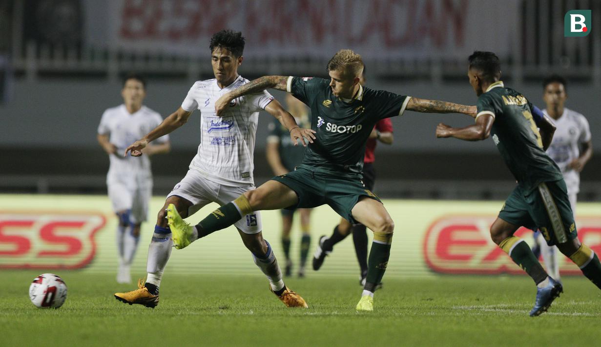 Pemain Tira Persikabo, Petteri Pennanen, berebut bola dengan gelandang Arema FC, Hanif Sjahbandi, pada laga Shopee Liga 1 di Stadion Pakansari, Bogor, Senin, (2/3/2020). Tira Persikabo takluk 0-2 dari Arema FC. (Bola.com/M Iqbal Ichsan)