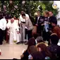 Digendong sang istri Franka Makarim, anak Mendikbudristek Nadiem Makarim diberkati oleh Pemimpin Gereja Katolik Sedunia, Paus Fransiskus. (Indonesia Papal Visit Commitee)